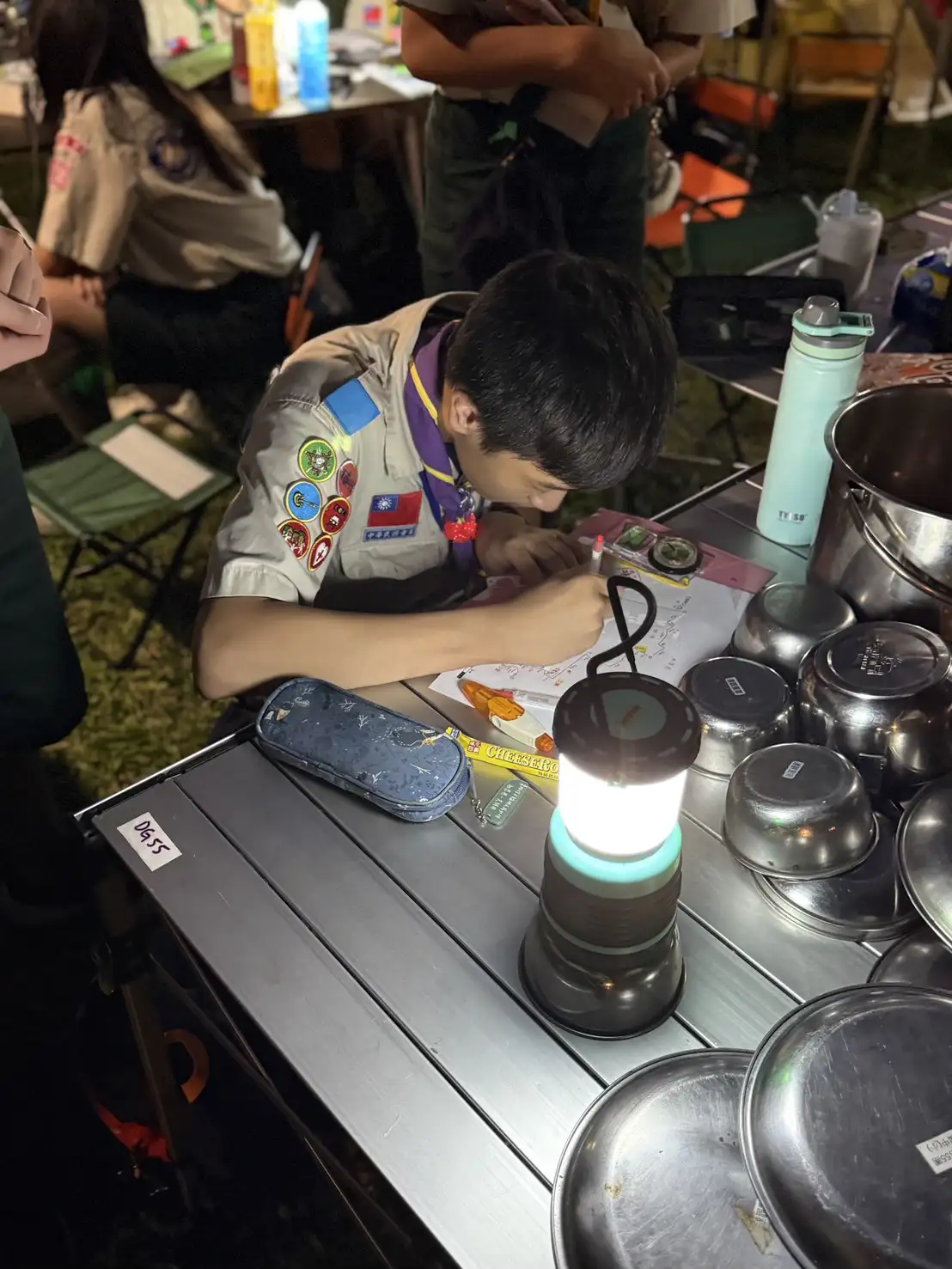 這是毛宇禾穿著童軍制服在露營活動中的照片
