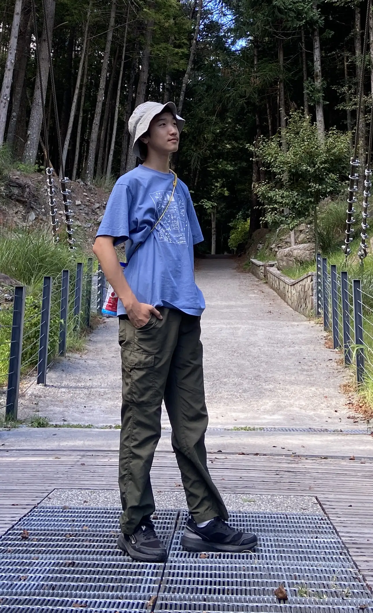 這是毛宇禾站在吊橋頭以山林為背景所拍下的照片